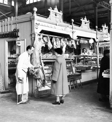 Hötorgshallen. Köttbutik i saluhallen. Firma E. Carneholms Livsmedel, salustånd 106-108