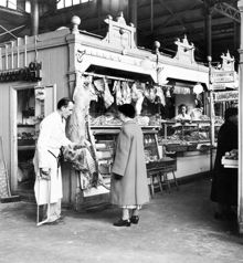 Hötorgshallen. Köttbutik i saluhallen. Firma E. Carneholms Livsmedel, salustånd 106-108