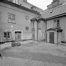 Nytorgsgatan 8 - Mäster Mikaels Gata 2. Nordöstra hörnet av gården