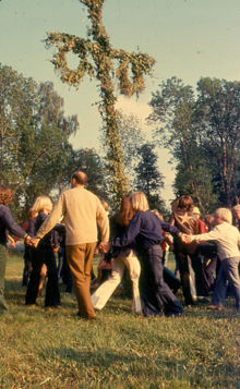Barnens ö: Dans runt midsommarstång