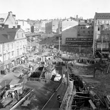 Vy över arbeten på Klarabergsgatan vid korsningen med Drottninggatan. T.v. Klarabergsgatan 48. I fonden ett hål efter det rivna huset i kv. Skansen (Drottninggatan 46)