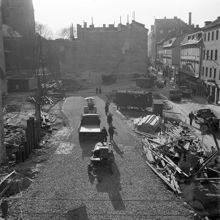 Klarabergsgatan västerut från Drottninggatan mot korsningen Klara Östra Kyrkogata. Körbana korsar rivningstomterna i kvarteret Hägern Större för byggandet av tunnelbanan