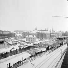 Centralbron byggs parallellt med Norra Järnvägsbron. Riddarhuset i fonden