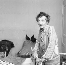 Mäster Samuelsgatan 40, gårdshuset. Ester Abrahamsson med sina duvor