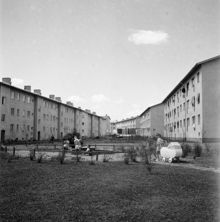 Lekplats mellan bostadshusen i kvarteret Brickbandet i Riksby.