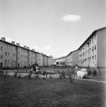 Lekplats mellan bostadshusen i kvarteret Brickbandet i Riksby.