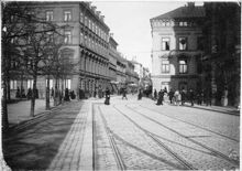 Kungsträdgårdsgatan norrut mot Norrlandsgatan omkring år 1896. Till vänster Kungsträdgården.