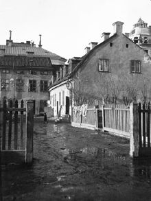 Gårdssidan vid Torkel Knutssonsgatan 18 t.h. och Krukmakargatan 11 t.v. Taktornet som byggs i fonden hör till Torkel Knutssonsgatan 31
