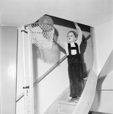 En liten pojke spelar basket