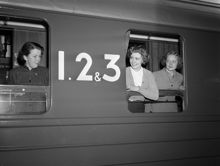 Centralstationen. Tre ungdomar tittar ut genom fönster på en sovvagn