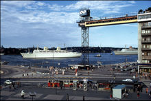 M/S Kungsholm för ankar utanför Slussen. Katarinahissen i förgrunden. Vy från Slussen