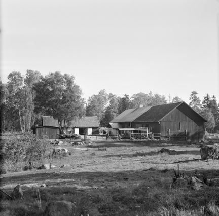 Lilla Tensta från väster med lador och uthusbyggnader.