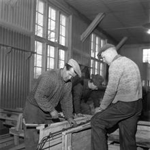 Män i arbete under Stockholms Yrkesskolors kurs för armerare och slipare