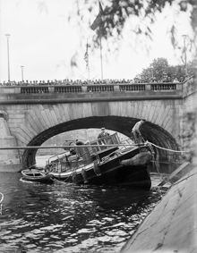 Motorbåt på grund under Norrbro