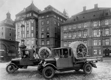 Exteriör av hotellet, med lastbilar i förgrunden. Hotell och Restaurant Reisen.