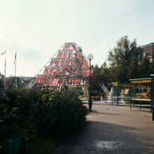 Kungsträdgården. Pyramidformad ställning med brittiska flaggor gör reklam för Brittiska veckan. I förgrunden möbelmontrar i parkens norra del