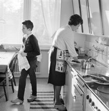 Mor (Maud Lindgren) och son (Mats Lindgren) arbetar i köket, Oppundavägen 6