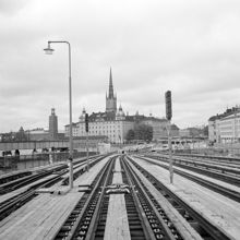 Tunnelbanans spår över bron norrut mot Gamla Stans tunnelbanehållplats. I fonden ligger Gamla Riksdagshuset och Riddarholmskyrkan på Riddarholmen. T.v. Stadshuset