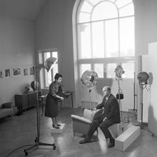 Fotograf Anna Riwkin-Brick i sin ateljé med Taro Gadelius