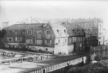 Hantverkargatan 26-28 österut, ungefär vid nuvarande Hantverkargatan 56. Huset revs i november 1891. Flerbostadshuset ligger vid nuvarande Hantverkargatan 52