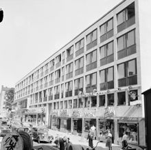 Klarabergsgatan 31-35. Ny bebyggelse i Klara. I huset öppnade modehuset Claire och Konditori Kafferepet. Huset fungerade som evakueringshus åt företag som förlorat sina lokaler
