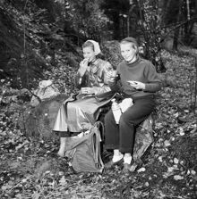 Flaten. Svenska Dagbladets skolflicksorientering. På bilden äter Inga-Britt Wallsten och Karin Hahn sina smörgåsar efter tävlingen