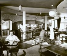 Restaurang Rotundan. Interiör av övervåningen. Trappa och kantin.