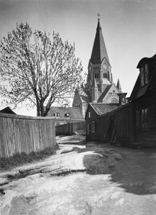 Bergsprängargränd österut från nr. 4 (t.h.). Sofia kyrka i fonden. Tidigare kv. Bondesonen Mindre, nuv. kv. Flintan