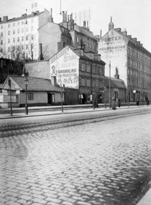 Birger Jarlsgatan 41-47, tidigare Roslagstorg 17-23. I Birger Jarlsgatan 43 ligger Boråsbodens beklädnadsaffär med försäljning av ex.  ""mans och ynglinga kostymer"" och ""elghuds handskar""