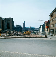 Rivning av kv. Wahrenberg i Klara. Vy från Brunkebergstorg ned till Stadshuset. Närmast t.h. i bild Vattugatan och kv. Frigga