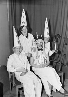 Karduansmakargatan 11B, Svenska Dagbladet. Luciafirande på fotoavdelningen. Sture Pettersson är lucia, och stjärngossarna är fr. h. okänd, Ragnvi Gylder och Birgit Kocken