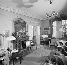 Några ungdomar tittar på TV. Bostaden som låg vid Artillerigatan 34 revs 1958