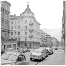 Grev Turegatan söderut. Närmast Östermalmsgatan