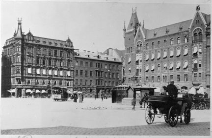 Norrmalmstorg med en droska i förgrunden.