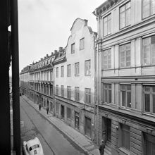 Herkulesgatan västerut från nr. 20-26. Herkulesgatan 22 är huset med gavelröste