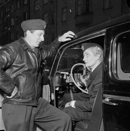 Den första kvinnliga taxichauffören i stockholmstrafiken, Maud Hansson-Fagerberg,  blir avlöst av Sven Jansson efter debuten. (Tre dagar senare började ytterligare två kvinnliga taxichaufförer)