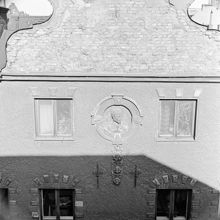 Herkulesgatan 18. Detaljer på södra gaveln. Morian, relief på vån 4 tr. Anspelar på apoteket Morianen