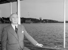 Brigadgeneral Desmond Young på en båt med Söder Mälarstrand i bakgrunden