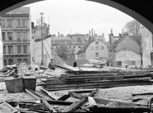 Foto från Jakobsbergsgatan söderut mot gårdshuset vid Mäster Samuelsgatan 40. Byggnaden i fonden med ateljéfönster har adress Mäster Samuelsgatan 41. NK-klockan sitter på telefontornet vid Malmskillnadsgatan.