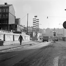 Sveavägen söderut vid kv. Putten. Baracker för byggnadsarbetare samt entreprenörsskyltar