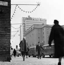 Gatubild från hörnet Sveavägen - Apelbergsgatan mot Konserthuset och Första Hötorgshuset