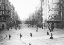Birger Jarlsgatan sedd norrut från Nybroplan. I fonden Stureplan