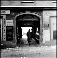 Hamngatan 36. Portgång mot gården