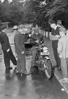 Hornsbergs Strand, trafikkontroll. En pojke på motorcykel har stoppats av polisen