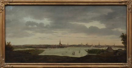 I förgrunden syns hus, vatten och båtar. I bakgrunden: Gamla, stan, Norrmalm och Östermalm.  