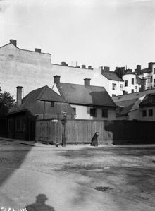 En flicka står vid hörnet av Swedenborgsgatan söderut (t.h.) och Wollmar Yxkullsgatan (3 t.v.). Nuvarande Wollmar Yxkullsgatan 5