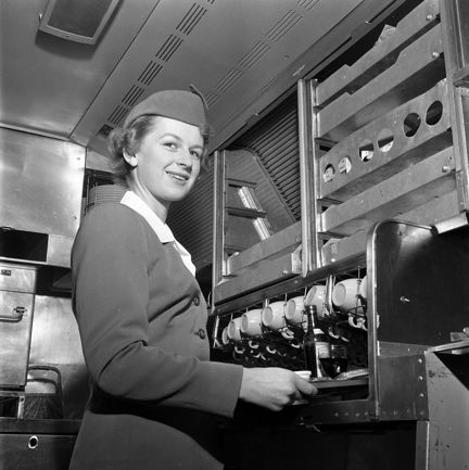Bromma flygplats. Flygvärdinna i köksdelen på Pan Americans tvådäckade Boeing Strato Clipper, världens största trafikplan