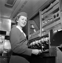 Bromma flygplats. Flygvärdinna i köksdelen på Pan Americans tvådäckade Boeing Strato Clipper, världens största trafikplan
