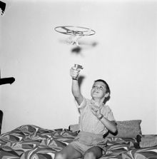 Falsterbovägen 10. Nioårige Kjell Roberg, som ska spela Kalle Nubb i ""Åke och hans värld"" i TV, leker här på bilden i sitt hem med en helikopter