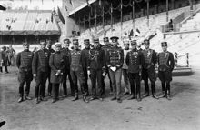 Olympiska spelen i Stockholm 1912. Gruppporträtt av prisdomarna vid fälttävlingen "Military". I mitten syns överste Bror Munch.